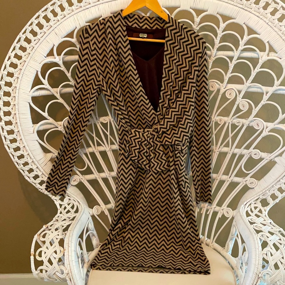 0 Eva Franco long sleeved taupe brown & gold lined knit chevron v neck dress